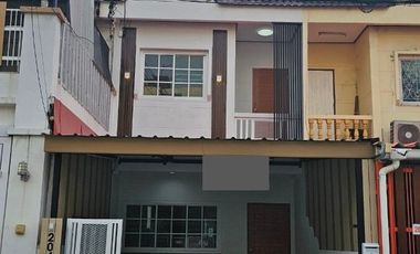 2 Bedroom Townhouse for sale in Hua Mak, Bangkok