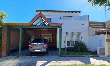 CASA EN 2 PLANTAS VILLA SARMIENTO