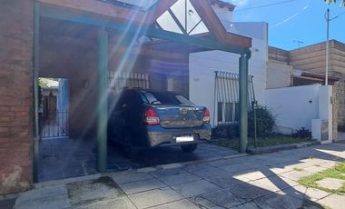CASA EN 2 PLANTAS VILLA SARMIENTO