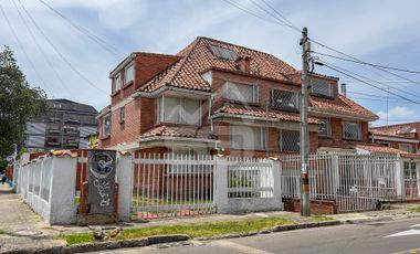 Arriendo - Casa Esquinera De 3 Niveles Ubicada En Usaquen, Bogotá