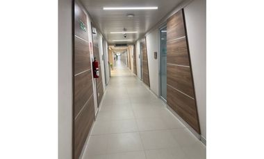 Se alquila excelente consultorio en Townt center-Costa del este. (AA)