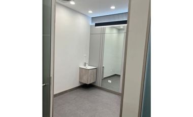 Se alquila excelente consultorio en Townt center-Costa del este. (AA)