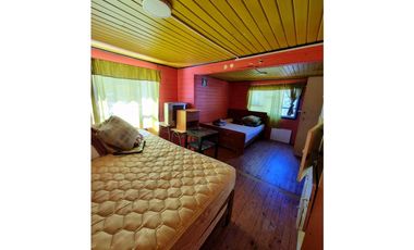 SE VENDE SITIO CON 2 CASAS PARA INVERSION.