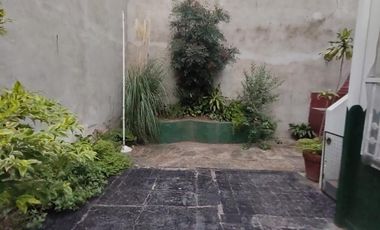 Casa de 4 ambientes con patio en Flores norte