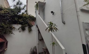 Casa de 4 ambientes con patio en Flores norte