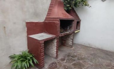 Casa de 4 ambientes con patio en Flores norte