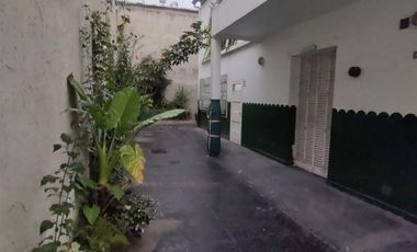 Casa de 4 ambientes con patio en Flores norte
