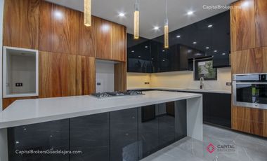 Casa de lujo en venta cerca de Olivos a 5 minutos del Tec con alberca San Acasio