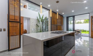 Casa de lujo en venta cerca de Olivos a 5 minutos del Tec con alberca San Acasio