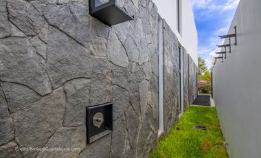 Casa de lujo en venta cerca de Olivos a 5 minutos del Tec con alberca San Acasio