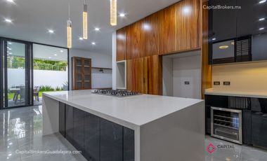 Casa de lujo en venta cerca de Olivos a 5 minutos del Tec con alberca San Acasio