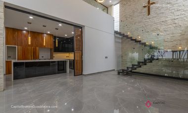 Casa de lujo en venta cerca de Olivos a 5 minutos del Tec con alberca San Acasio