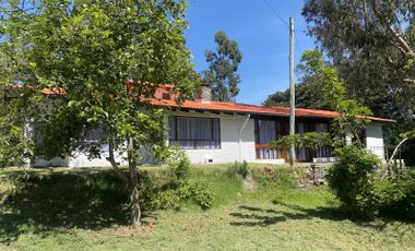 Casa de arriendo con gran jardín, ubicada en Tumbaco, Sector Colegio Pachamama