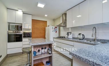 Linda casa en condominio al lado del colegio British Royal School