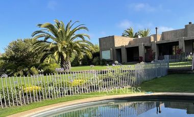 Casa con gran jardín formado en dos sitios condominio Las Brisas