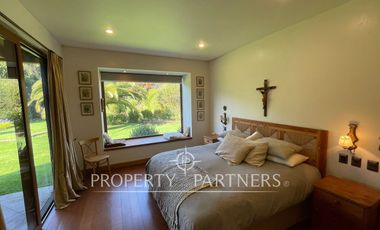 Casa con gran jardín formado en dos sitios condominio Las Brisas