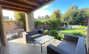 Casa con gran jardín formado en dos sitios condominio Las Brisas