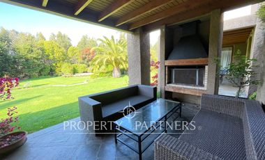 Casa con gran jardín formado en dos sitios condominio Las Brisas