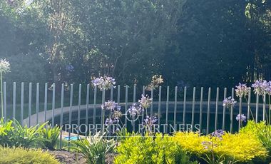 Casa con gran jardín formado en dos sitios condominio Las Brisas