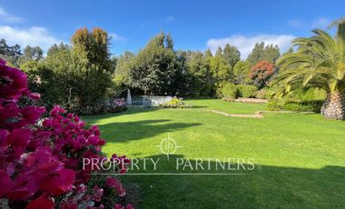 Casa con gran jardín formado en dos sitios condominio Las Brisas