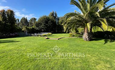 Casa con gran jardín formado en dos sitios condominio Las Brisas