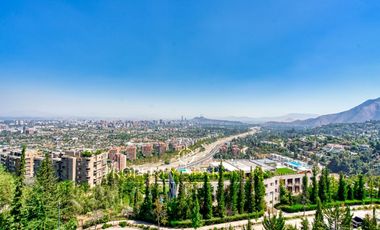 Espectacular departamento con vista a todo Santiago, grandes jardines privados y piscina