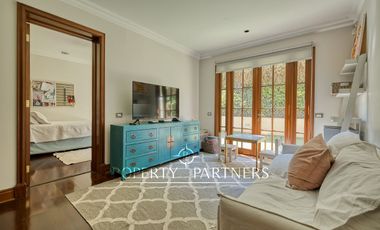 Espectacular departamento con vista panorámica a Santiago, jardín y piscina privada