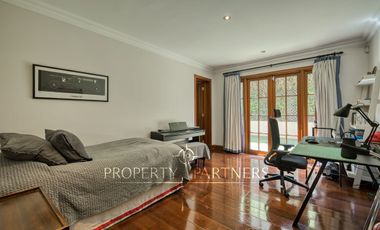 Espectacular departamento con vista panorámica a Santiago, jardín y piscina privada