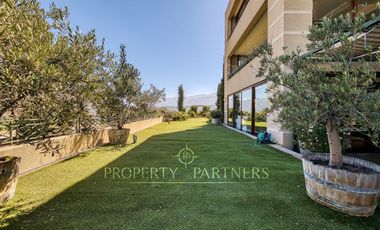 Espectacular departamento con vista panorámica a Santiago, jardín y piscina privada