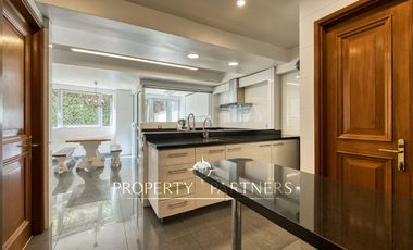 Espectacular departamento con vista panorámica a Santiago, jardín y piscina privada