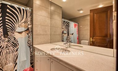 Espectacular departamento con vista panorámica a Santiago, jardín y piscina privada