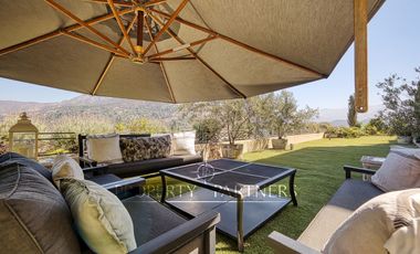 Espectacular departamento con vista panorámica a Santiago, jardín y piscina privada