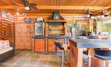 5 dormitorios, piscina, gran terraza con quincho, full equipada Cno. de Las Araucarias/Alto Macul