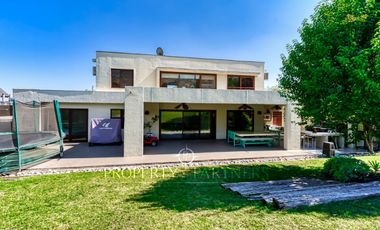 Piedra Roja, excelente condominio frente a la laguna