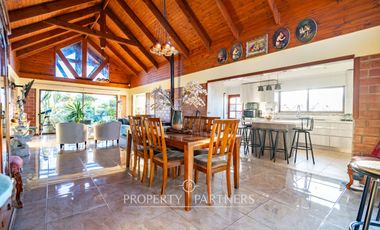 Amplia casa luminosa en parcela