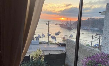 Casa con vista al puerto San Antonio