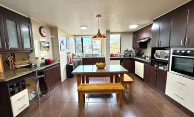 Gran departamento en condominio de calle Holandesa