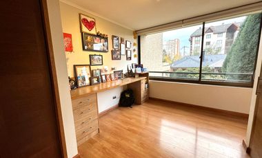 Gran departamento en condominio de calle Holandesa