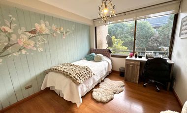 Gran departamento en condominio de calle Holandesa