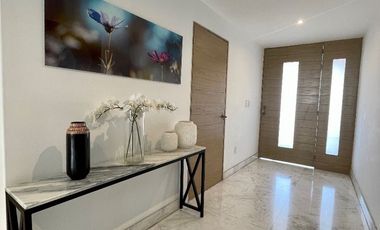 Moderna casa a la venta en Lomas Anáhuac.