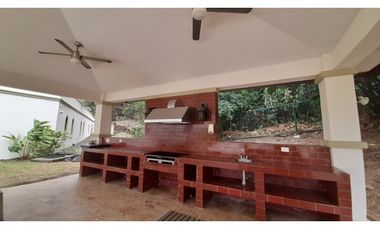 SE ALQUILA APARTAMENTO EN EMBASSY VILLAGE (AL)