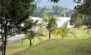 Venta de Casa Campestre en fizebad en el Retiro