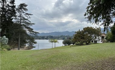 Venta de Casa Campestre en fizebad en el Retiro