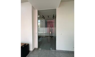 OFICINA AMOBLADA 82M2  A PASOS DE CALLE 50 MTTO INCLUIDO