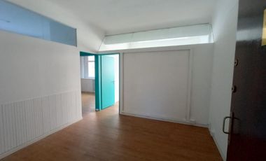 Oficina en Lavalle y Callao Recepción + 3 despachos Baño propio + Office