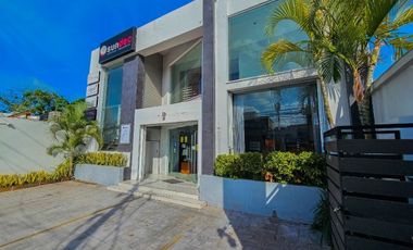 Edificio sobre Avenida Huayacan · Uso Comercial · Dos Niveles · 803M2