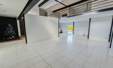 Edificio sobre Avenida Huayacan · Uso Comercial · Dos Niveles · 803M2