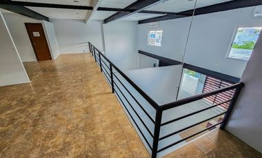 Edificio sobre Avenida Huayacan · Uso Comercial · Dos Niveles · 803M2