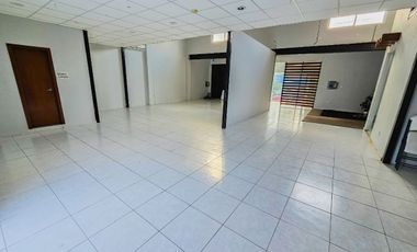Edificio sobre Avenida Huayacan · Uso Comercial · Dos Niveles · 803M2