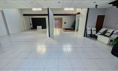 Edificio sobre Avenida Huayacan · Uso Comercial · Dos Niveles · 803M2